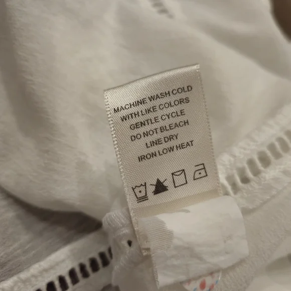 Max Studio London White Eyelet Sleeveless Blouse - Picture 9 of 11